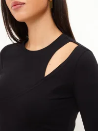 Лонгслив с вырезом на плече.