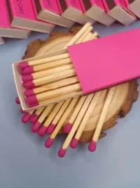 Спички декоративные , удлиненные , цветные .