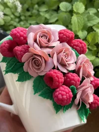 Кружка с малинками из полимерной глины