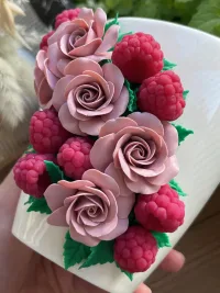 Кружка с малинками из полимерной глины