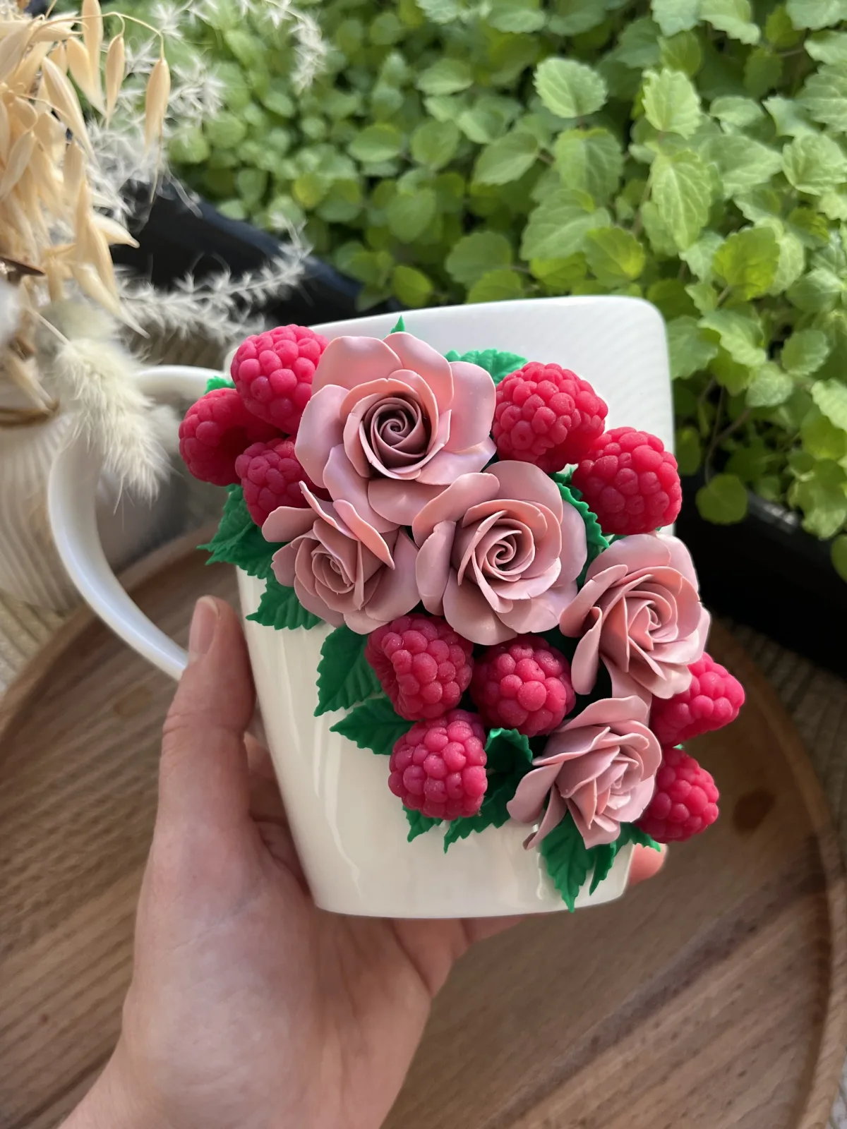Кружка с малинками из полимерной глины