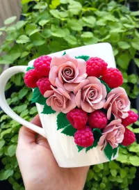 Кружка с малинками из полимерной глины