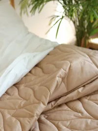 BEIGE/Беж, покрывало на кровать стеганое из сатинового хлопка, цвет бежевый