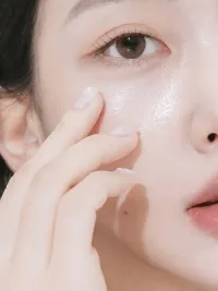 Лифтинг крем для век с массажером HEVEBLUE Black Yuja Bean Lifting Auto Eye Cream 15ml