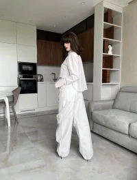 Джинсы белые с защипами на коленях