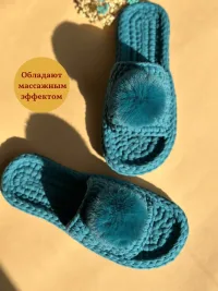 Тапочки с открытым носом и помпоном