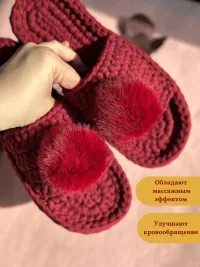 Тапочки с открытым носом и помпоном