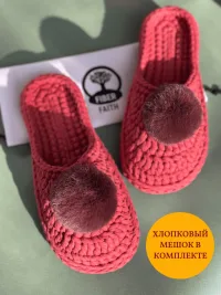 Тапочки с закрытым носом и помпоном